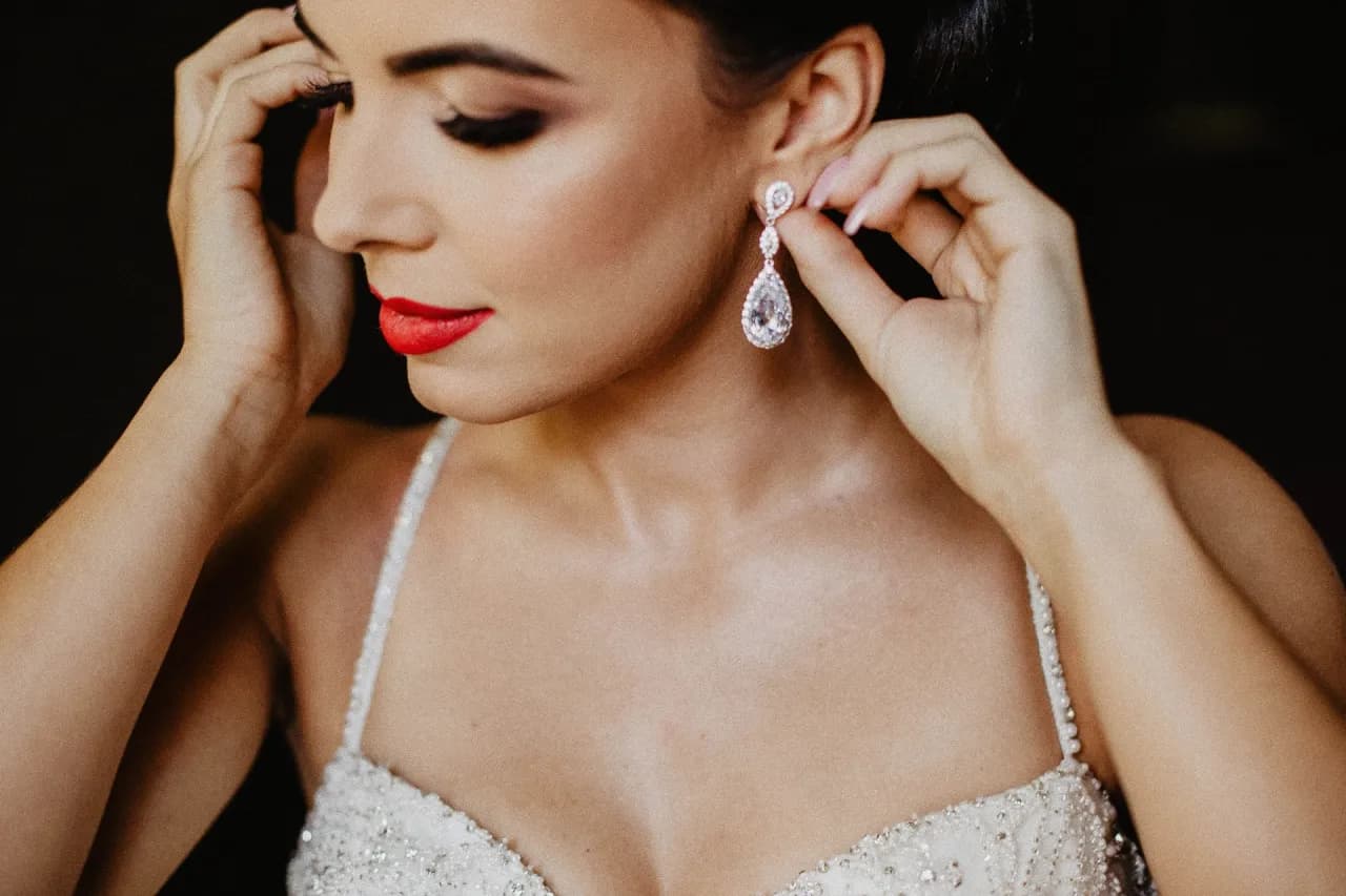 Kolczyki ślubne: Jak dobrać, by olśnić? Poradnik stylistki