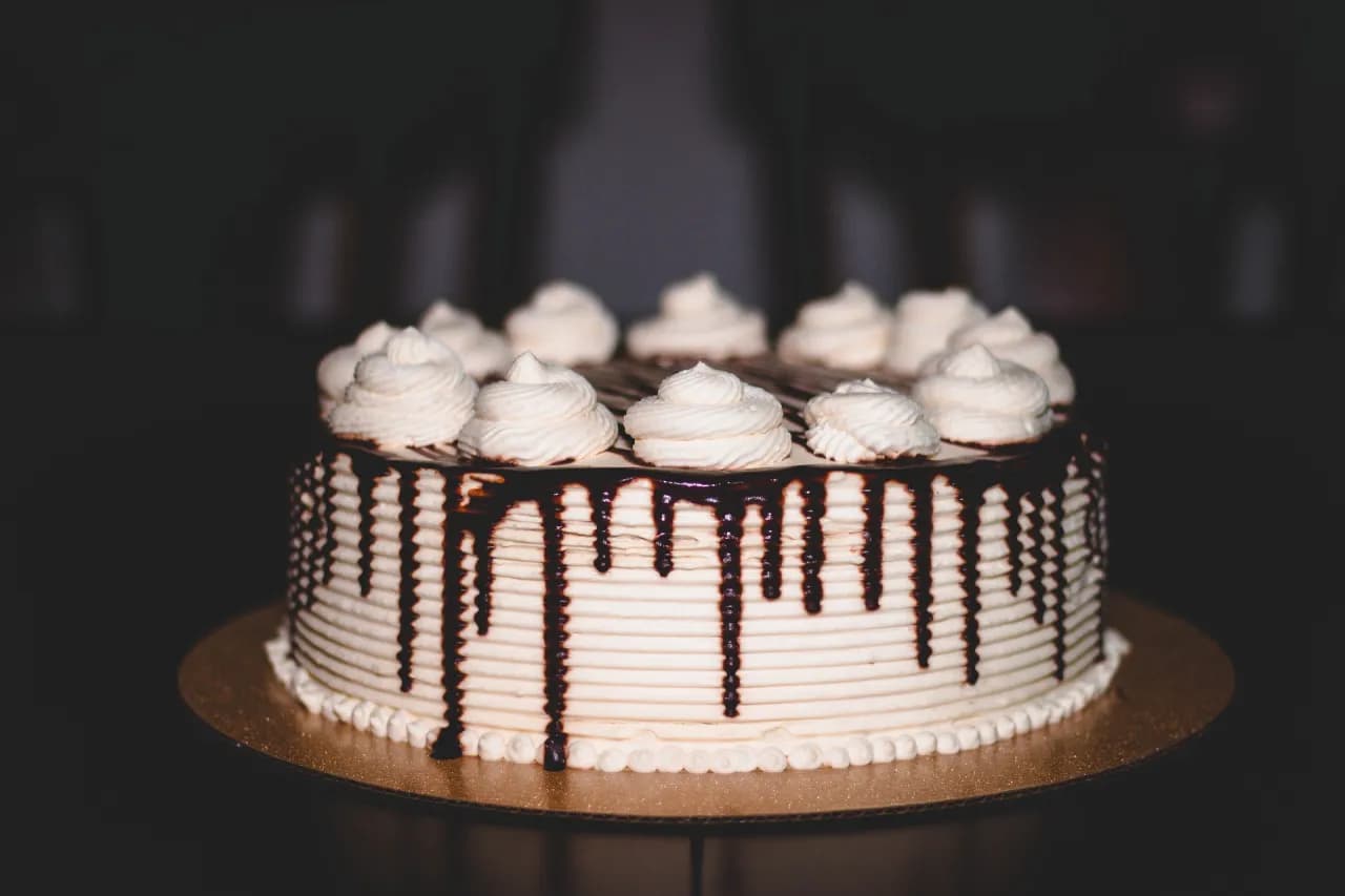 Jak dekorować torty? Triki na idealne wykończenie i efekt WOW