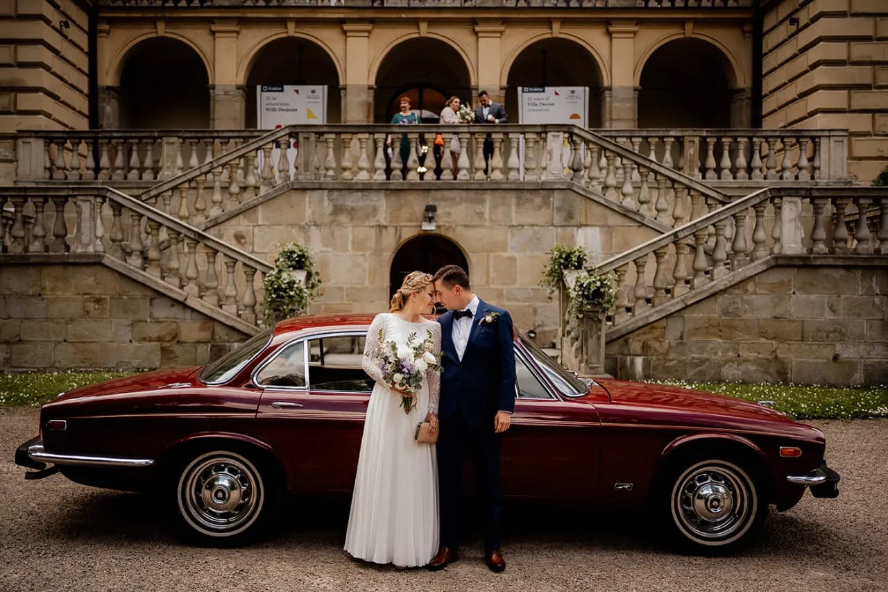 Jakie auto do ślubu? Przewodnik po stylach, kosztach i błędach.