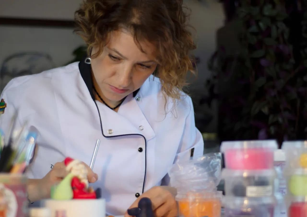 Jak położyć opłatek na tort bez żelu? Poznaj sprawdzone triki!