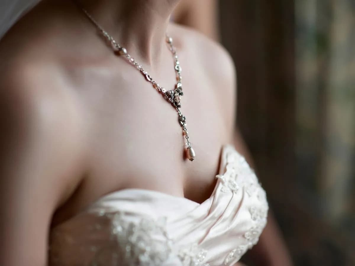 Idealna biżuteria ślubna: Sekrety dopasowania do sukni i stylu